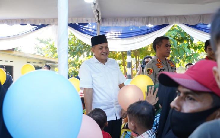Batu Bara Ir. H. Zahir, M.AP bersama Kapolres Batu Bara AKBP Jose D.C. Fernandes S.I.K di halaman Mapolsek Indrapura, Kecamatan Air Putih, Kamis (30/03/2023).