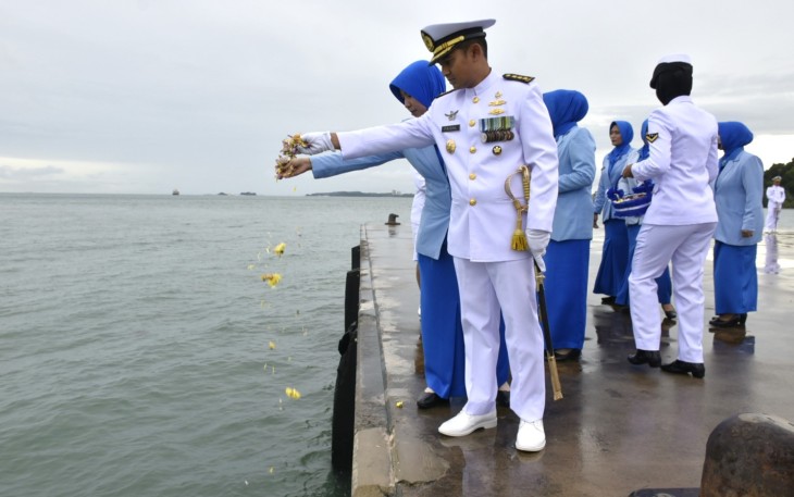 Lantamal IV Laksanakan Upacara Tabur Bunga di Laut Peringati Hari Armada