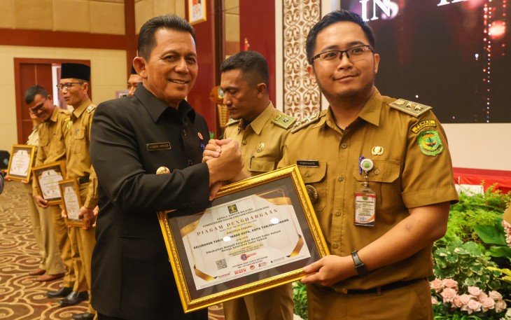 Gubernur Ansar Terima Penghargaan Sebagai Kolaborator dan Pembina Desa/Keluarahan Sadar Hukum 