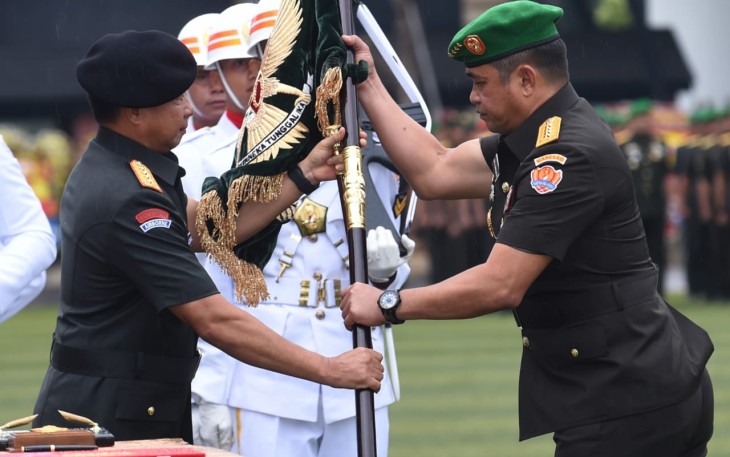 Prosesi Sertijab Kasad ditandai dengan penyerahan Panji-panji TNI AD Kartika Eka Paksi oleh Panglima TNI kepada Jenderal TNI Maruli Simanjuntak, dilanjutkan dengan penandatanganan Berita Acara Sertijab.