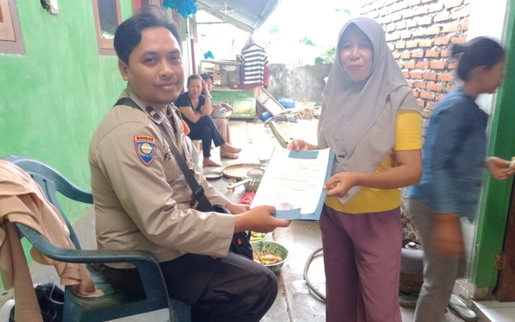 Bhabinkamtibmas Polresta Bengkulu saat Antarkan Lansung Surat Ijin Keramaian ke Rumah Warga