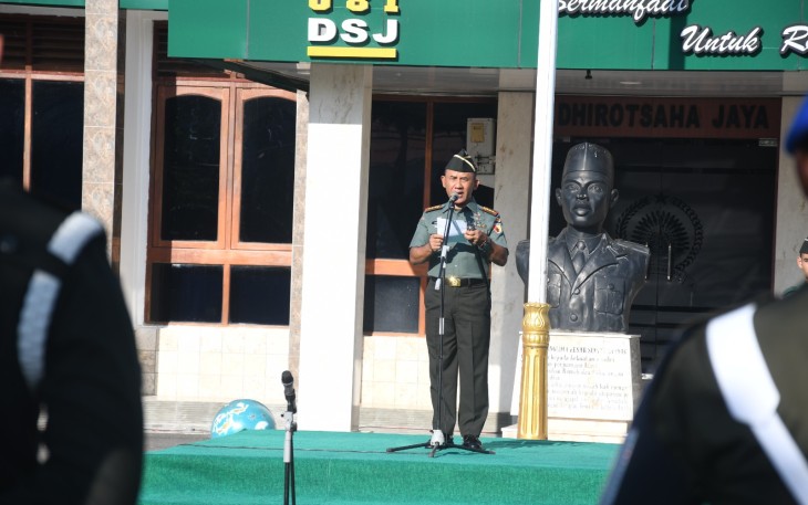 Komandan Korem 081/DSJ Kolonel Inf H. Sugiyono (Danrem) pimpin upacara peringatan Hari Bela Negara ke-75 Tahun 2023 di Lapangan Makorem 081/DSJ, Jl. Pahlawan, No. 50, Kota Madiun, Selasa (18/12/2023)