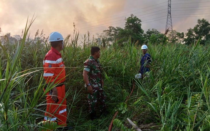 Anggota Koramil 06/Samboja Bantu Proses Pemadaman Kebakaran Lahan di Kelurahan Teluk Pemedas