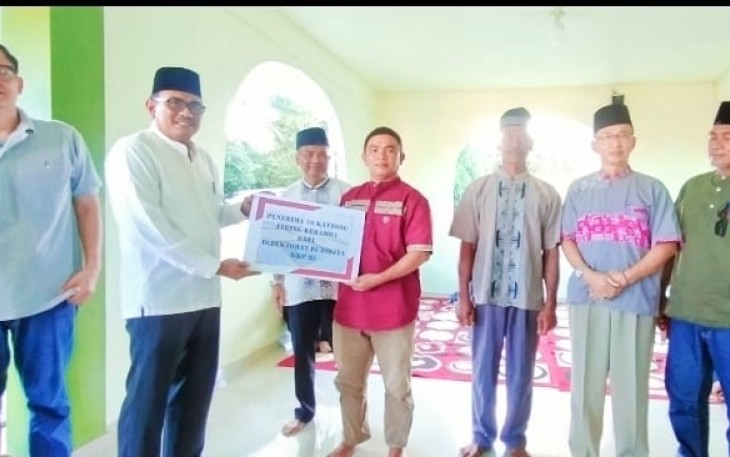 Penyerahan bantuan secara simbolis, di Masjid An Nur Desa Pengujan Selat Bintan II, Kecamatan Teluk Bintan Kabupaten Bintan, Selasa (28/03/2023).