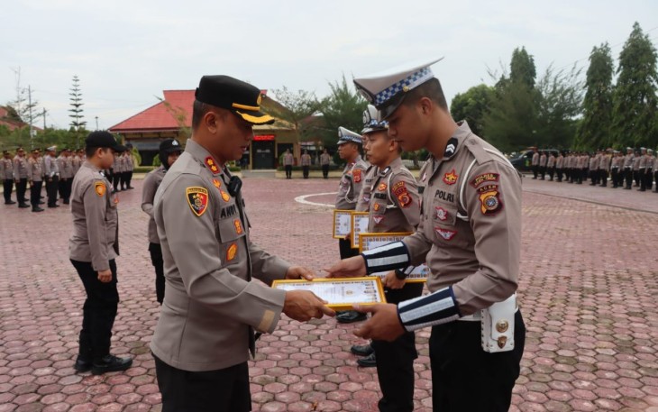 Kapolres Aceh Timur Beri Penghargaan Pada Anggota Berprestasi