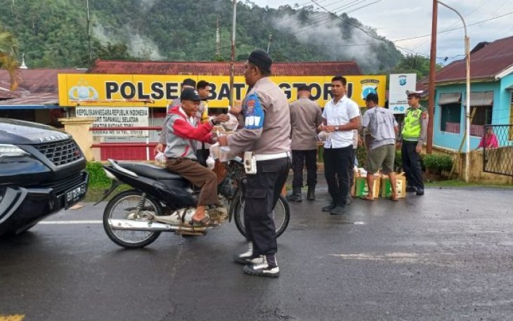 Personel Polsek Batang Toru saat membagikan ratusan Takjil.