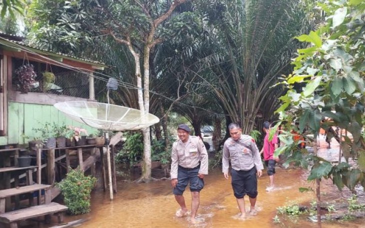 Polres Tapanuli Selatan (Tapsel) melalui Sat Samapta dan Badan Penanggulangan Bencana Daerah (BPBD) setempat, tinjau lokasi banjir di Kecamatan Angkola Selatan, Kamis (9/11/2023) pagi.