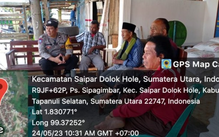 Seakan tanpa ada jarak, Bhabinkamtibmas Polsek Saipar Dolok (SD) Hole, Aipda Karya Bangun, ngobrol bareng seputar Kamtibmas bersama masyarakat binaan, Rabu (24/5/2023) pagi di Kelurahan Sipagimbar, Kabupaten Tapanuli Selatan (Tapsel).