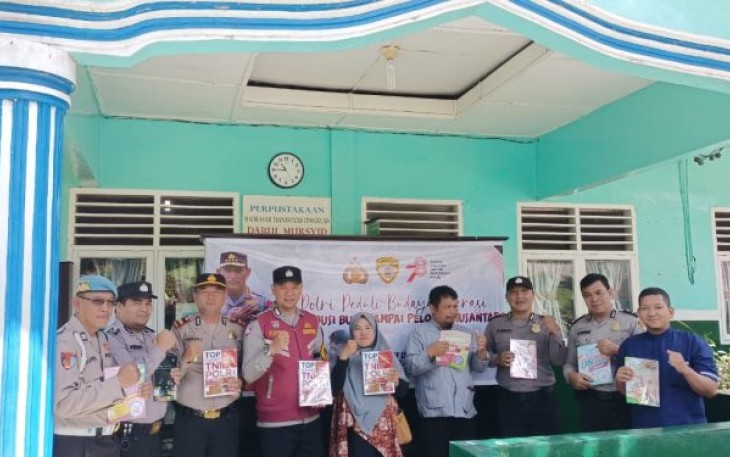 Sebagai wujud kepedulian Polri dalam budayakan literasi hingga ke pelosok Nusantara, Kapolsek Saipar Dolok (SD) Hole, Iptu Amron Simanullang, SH, sumbang buku ilmu pengetahuan di Pesantren Darul Mursyid, Jumat (8/9/2023) pagi.