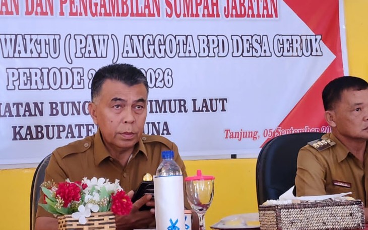 Bupati Natuna, Wan Siswandi pada acara pelantikan Anggota BPD PAW Desa Ceruk 