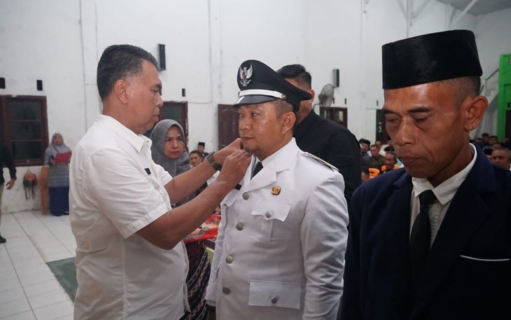 Bupati Natuna saat Lantik PAW Kades Pangkalan di Serasan 