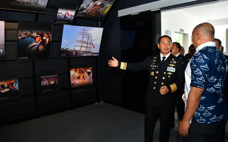 Wakasal Laksamana Madya TNI Erwin S. Aldedharma didampingi Pangkoarmada II Laksamana Muda TNI Yayan Sofiyan, Kadisjarahal Laksamana Pertama TNI Hariyo Poernomo serta Danlantamal V Surabaya Brigadir Jenderal TNI Mar Joni Sulistiawan saat meninjau Museum Pintar TNI Angkatan Laut di Koarmada II, Ujung Surabaya, Jawa Timur pada Minggu (03/12) kemarin. 
