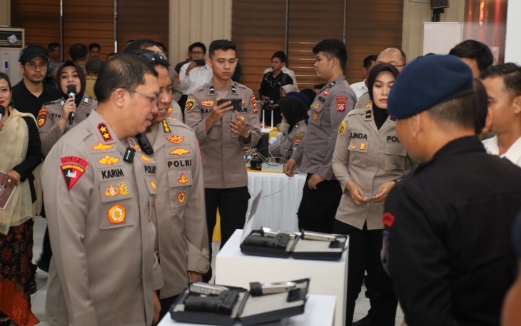 Biro Logistik Polda Banten launching aplikasi E Logistik bertempat di Aula Serbaguna Polda Banyen pada Kamis (14/12). Kegiatan dihadiri Kapolda Banten Irjen Pol Abdul Karim, Danrem 064/MY diwakili Kasilog Korem 064/MY Kolonel Cba Arwan Asrib, ASDA 3 Provinsi Banten Drs. E. A. Deni Hermawan, Wakil DPRD Provinsi Banten H. Fahmi, Wakapolda Banten Brigjen Pol H. M. Sabilul Alif dan PJU Polda Banten