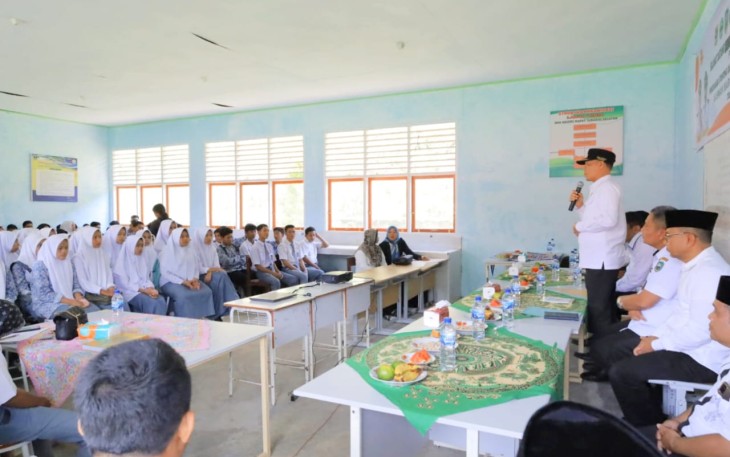 Plt. Bupati Pasaman Sabar AS berikan motivasi kepada pelajar SMA 1 Mapattungul Selatan, saat menghadiri kegiatan PIK (Pusat Informasi Konseling) Remaja di lingkungan sekolah itu, di Silayang, Rabu (08/11)