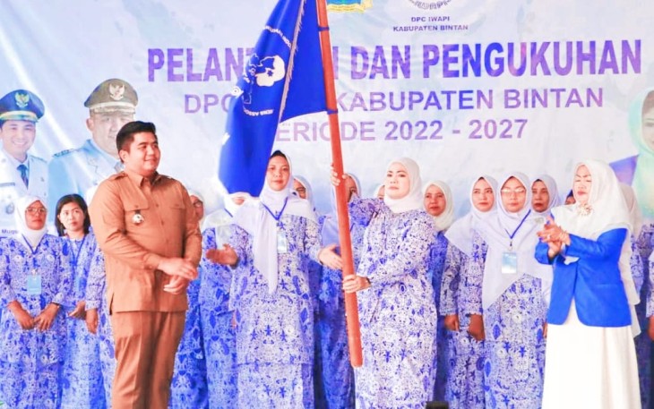 Bupati Bintan Roby Kurniawan saat mengukuhkan Dewan Perwakilan Cabang Ikatan Wanita Pengusaha Indonesia (DPC IWAPI) Bintan periode 2022 - 2027, Selasa (10/10)