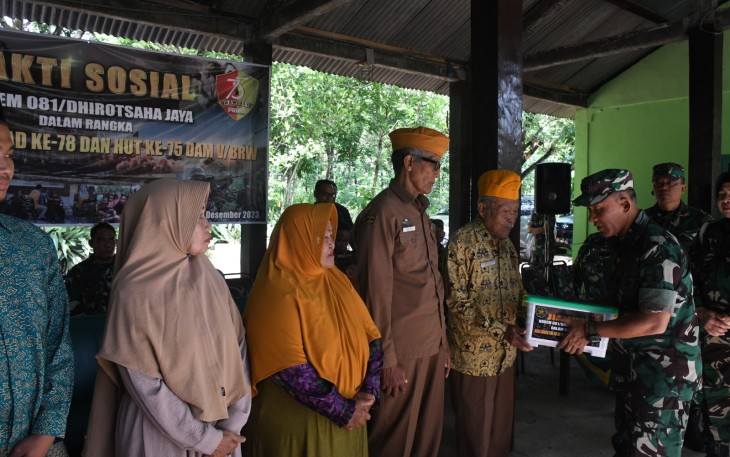  Korem 081/DSJ melaksanakan karya bakti dan bakti sosial dalam rangka memperingati hari juang TNI AD Ke-78 Dan HUT Ke-75 Kodam V/Brawijaya tahun 2023 di Desa. Pilangrejo, Kecamatan Wungu, Kabupaten Madiun, Kamis (14/12/2023)