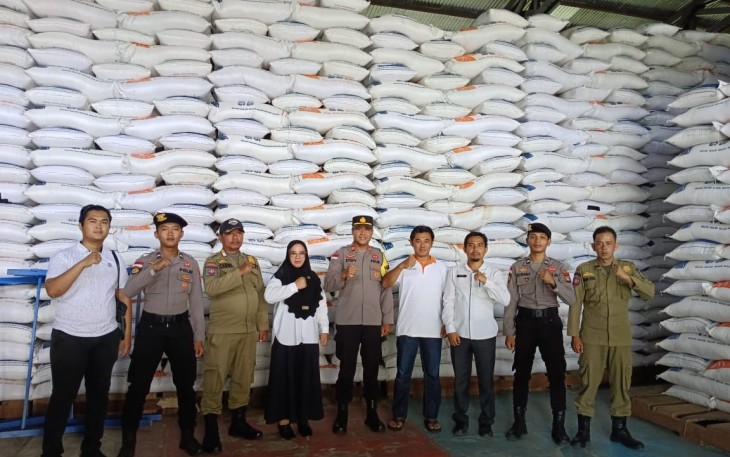 Polsek Bunguran Barat saat Monitoring dan Cek Bahan Pokok Aman dan Terpenuhi Jelang Nataru 2024