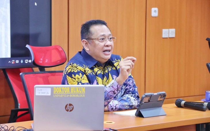 Bamsoet saat mengajar mata kuliah Politik, Hukum, dan Demokrasi, di Pascasarjana Ilmu Hukum Universitas Borobudur, Jakarta, Sabtu (4/11/23).