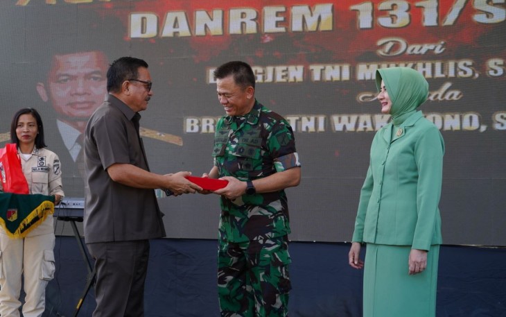 Wali Kota Bitung Maurits Mantiri saat memberikan cenderamata kepada Mantan Danrem 131/Stg Manado