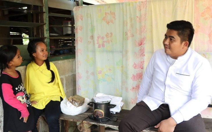 Bupati Roby saat berkunjung ke kediaman Rina, Kamis (06/04).