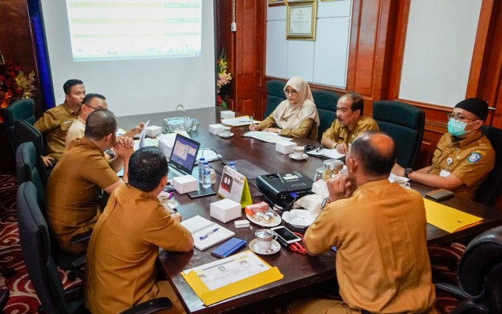 Sekdaprov Adi saat memimpin rapat Pembahasan Pendanaan Pemilihan Umum (Pemilu) dan Kepala Daerah Tahun 2024 guna melihat progres persiapan jelang pelaksanaan Pemilu mendatang di Ruang Kerja Sekda, Lt.3, Kantor Gubernur Kepri, Dompak, Senin (13/02).