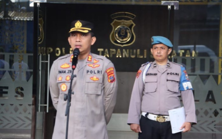 Kapolres Tapsel, AKBP Imam Zamroni, saat memimpin Apel pagi rutin di hadapan seluruh personelnya, Senin, (6/3/2023).