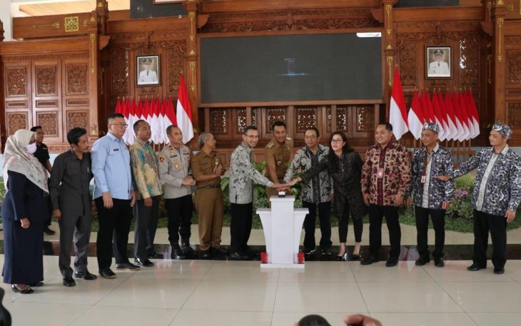 Bank Jatim dan Pemkab Tuban saat Launching BUMDes dan BUMDesma di Pendopo Kabupaten Tuban (14/3).