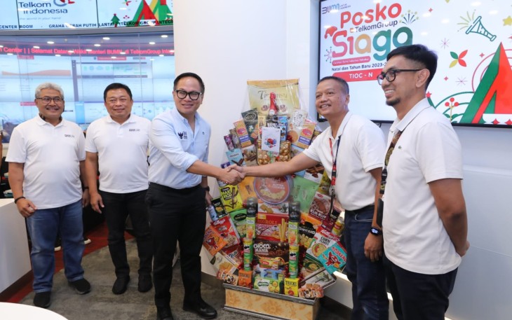 Wakil Menteri Badan Usaha Milik Negara (BUMN) Kartika Wirjoatmodjo (ketiga dari kiri) disaksikan Direktur Utama Telkom Ririek Adriansyah (kedua dari kiri) dan Direktur Network & IT Solution Telkom Herlan Wijanarko (paling kiri), menyerahkan simbolis bingkisan kepada personel posko yang bertugas di Telkom Integrated Operation Center Telkom dalam rangkaian acara kunjungan ke Posko TelkomGroup SIAGA NARU 2023/2024 di Jakarta, Jumat (29/12).