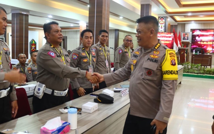 Kapolda Kalteng Irjen Pol. Drs. Djoko Poerwanto melalui Karoops Kombes Pol. Tory Kristian, S.I.K. memimpin langsung kegiatan Latihan Pra Operasi (Latpraops) Lilin  Telabang 2023 yang bertempat di Aula Arya Dharma Mapolda setempat, Selasa (19/12/2023)