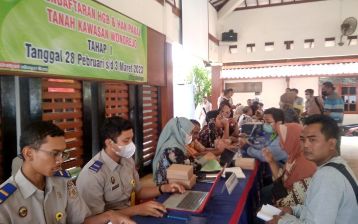 Warga yang tinggal di kawasan Wonorejo saat mendaftarkan tanahnya untuk mendapatkan Hak Guna Bangunan.