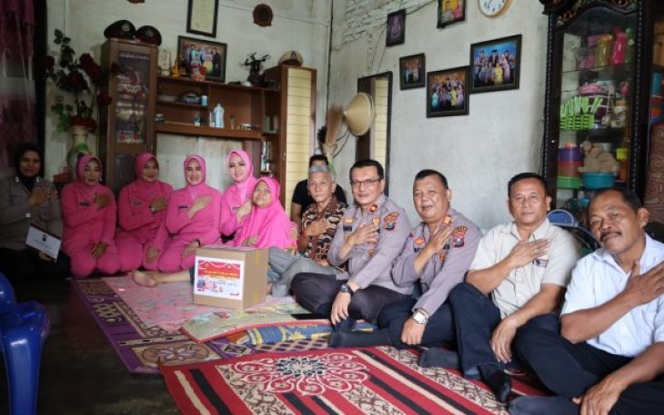 Bhayangkari dan rombongan, saat mengunjungi salah satu kediaman Wakawuri