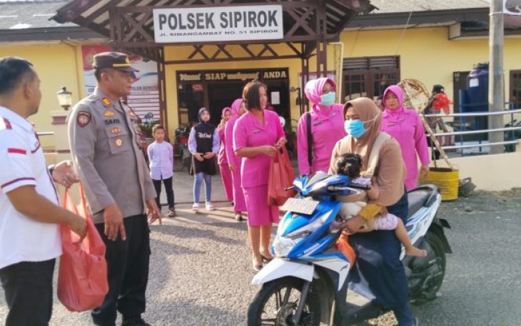 Polsek Sipirok Berbagi Takjil Ke Masyarakat.