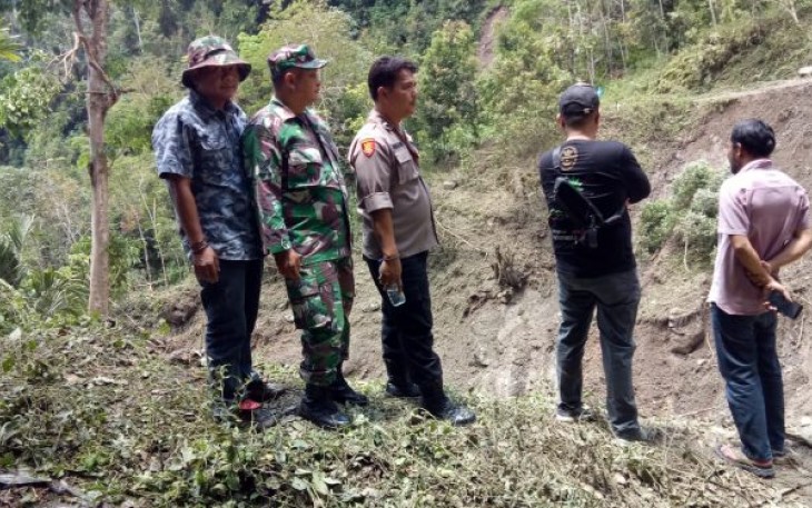 Petugas Kepolisian dan TNI langsung turun ke lokasi longsor, untuk membantu Masyarakat.