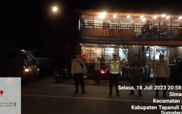 Dalam rangka memperingati Tahun Baru Islam 1 Muharram 1445 Hijriah, Kapolsek Sipirok AKP Ismaya, terjunkan sejumlah personel untuk mengadakan Patroli skala besar di sejumlah titik, Selasa (18/7/2023) malam