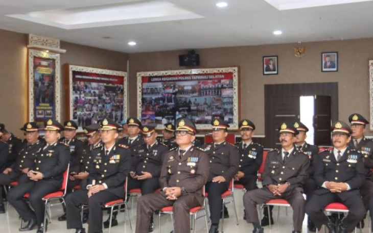 Kapolres Tapanuli Selatan (Tapsel), AKBP Imam Zamroni, SIK, MH, dan jajaran ikuti Upacara Hari Lahir Pancasila secara luar jaringan (Luring) di Aula Mako Polres setempat Kamis (1/6/2023) 