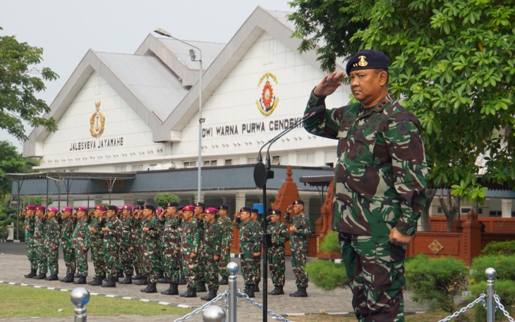 Wakil Komandan (Wadan) Komando Pembinaan Doktrin Pendidikan dan Latihan TNI Angkatan Laut (Kodiklatal), Laksda TNI Eko Wahjono mewakili Komandan Kodiklatal (Dankodiklatal) Letjen TNI Marinir Nur Alamsyah menjadi Inspektur Upacara (Irup) dalam Upacara Bendera 17 November 2023, bertempat di Lapangan Laut Maluku Kodiklatal, Bumimoro Surabaya.  Jumat (17/11/2023)