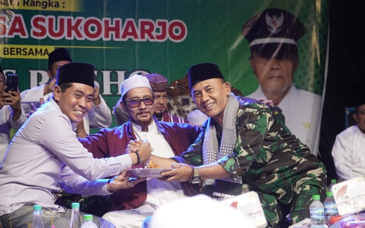Danrem 081/DSJ Kolonel Inf H Sugiyono dan  KH Anwar Zahid bersholawat bersama para Habaib Ulama dan masyarakat