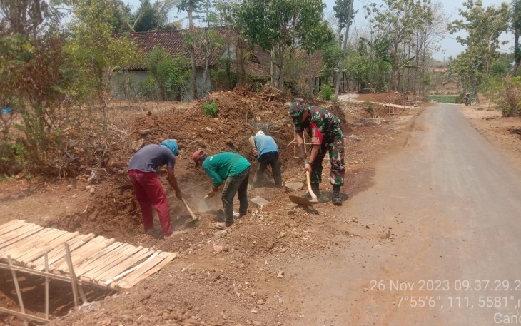 Babinsa Kodim 0802/Ponorogo Ikut Kerja Bakti Bangun Talud Jalan