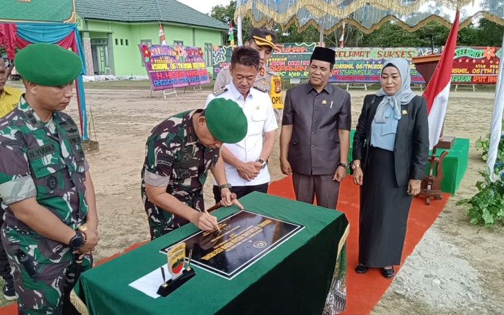 Danrem 031 Wirabima Brigjen TNI Dany Rakca Andalasawan, S.A.P., M.Han, Resmikan Koramil 06 Tanjung Medan, Kodim 0321/Rohil, Rabu (27/12/2023)