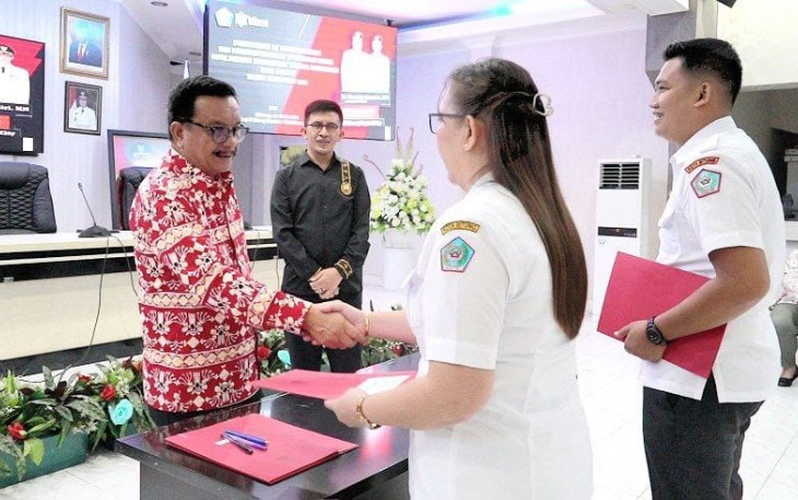 Wali Kota Bitung Maurits Mantiri saat memberikan SK P3K tenaga kesehatan