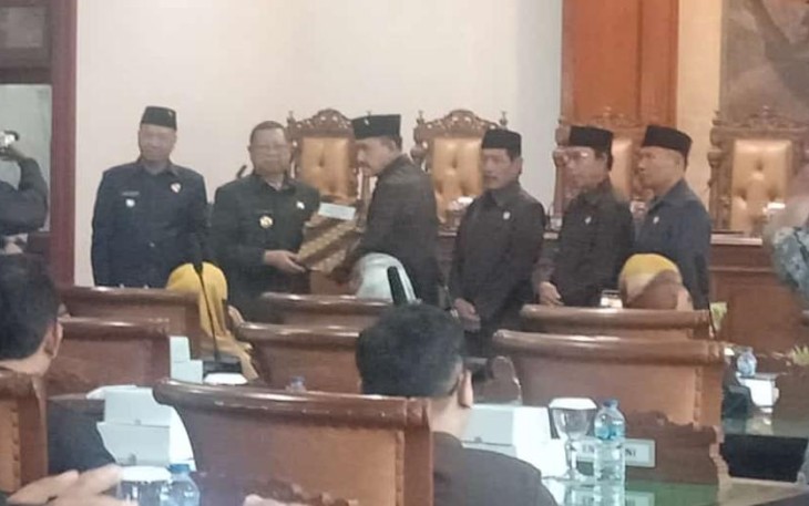 Bupati Tulungagung Drs. Maryoto Birowo, M.M., saat menyerahkan berita acara kepada Ketua DPRD Tulungagung Marsono, S.Sos., disaksikan Wakil Bupati H. Gatut Sunu Wibowo, S.E., M.E., dan Wakil Pimpinan