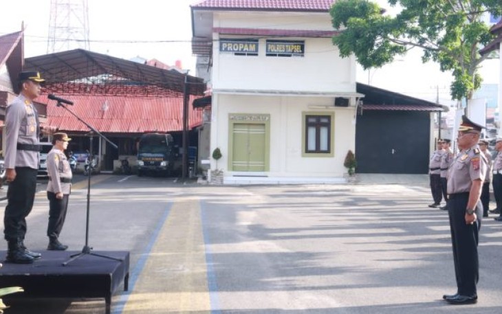 Kabag SDM Polres Tapsel itu resmi naik pangkat menjadi AKBP. Kapolres Tapsel, AKBP Imam Zamroni, SIK, MH, memimpin langsung Upacara naik pangkat pengabdian dari Kompol ke AKBP TMT 01-05-2023.