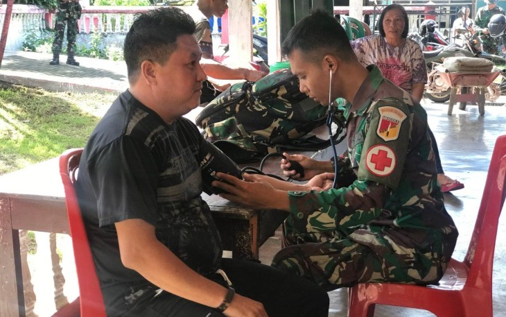 Tim kesehatan Satgas TMMD Ke-116 Kodim 1310/Bitung saat berikan pelayanan kesehatan kepada warga