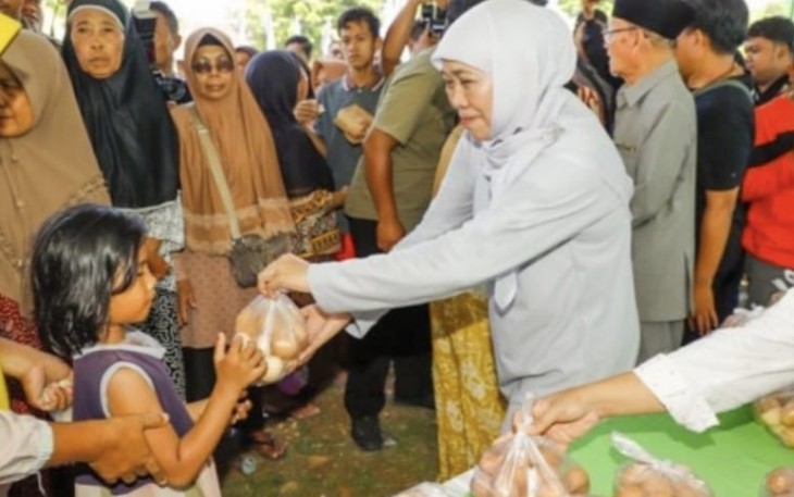  Gubernur Jawa Timur, Khofifah Indar Parawansa menyalurkan berbagai bantuan sosial (bansos) dan zakat produktif bagi masyarakat Sumenep, di Taman Merdeka Kalianget, Kab. Sumenep. Selasa, (26/12/2023)