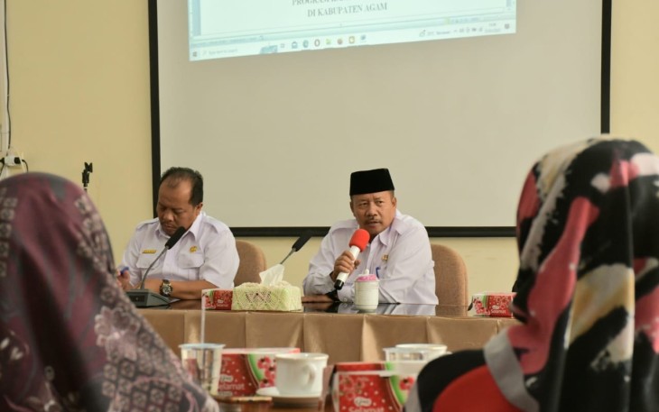 Bupati Agam Dr. Andri Warman, MM., saat menghadiri rapat evaluasi Kampung Inggris di Mess Pemkab Agam, Belakang Balok.