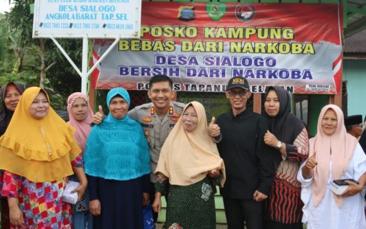 Kapolres Tapanuli Selatan (Tapsel), AKBP Imam Zamroni, SIK, MH, bersama Masyarakat  Desa Sialogo, Kecamatan Angkola Barat.