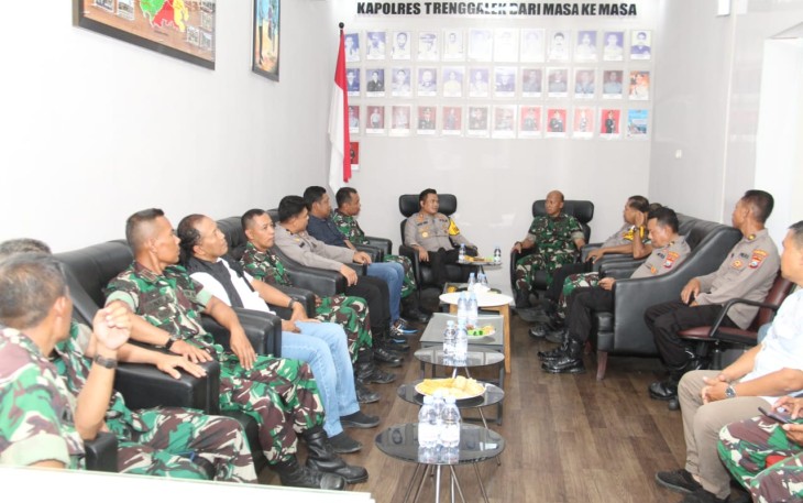 Komandan Kodim 0806/Trenggalek, Letkol Czi Yudo Aji Susanto, S.Sos., M.A., beserta perwira Kodim 0806/Trenggalek, telah melaksanakan kunjungan dan silaturahmi ke Polres Trenggalek pada Kamis (28/12/2023)