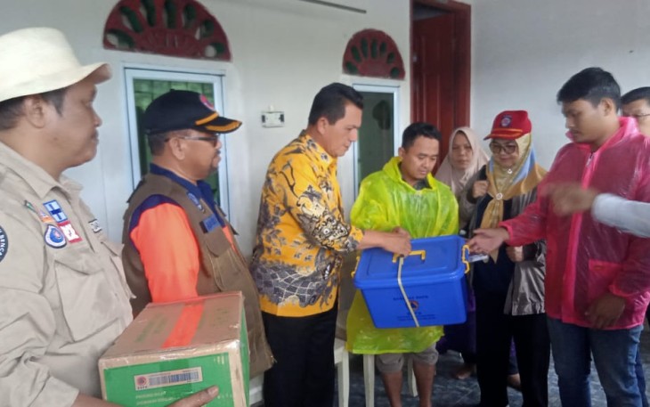 Gubernur Ansar saat Serahkan Bantuan Kepada Korban Tanah Longsor di Kampung Tiban Lama Batam