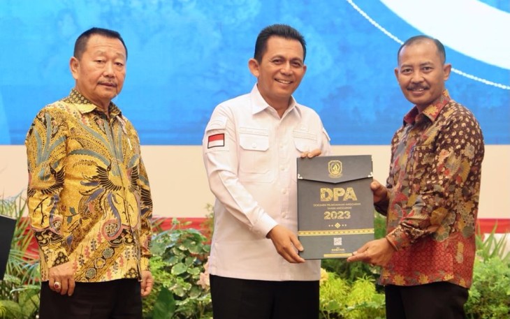 Gubernur Ansar saat Serahkan DPA ke SKPD se Kepri