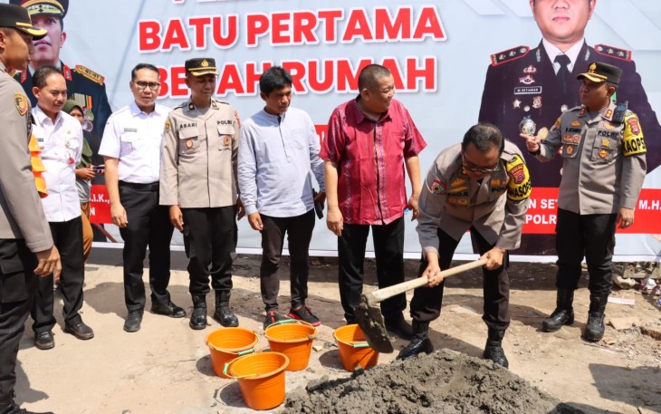 Polda Banten yang diwakili Irwasda Polda Banten Kombes Pol Eko Kristianto menghadiri peletakan batu pertama pembangunan Rumah Tidak Layak Huni (Rutilahu) yang dilakasanakan di Kampung Ciawet, Desa Majasari, Kecamatan Jawilan, pada Rabu (13/12)